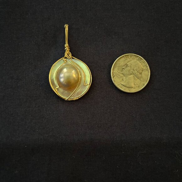 Bubble pearl pendant - set in gold - Picture 3 of 3